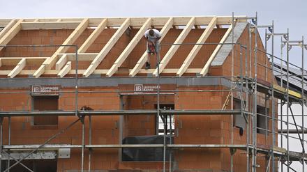 Ohne Zimmerleute kein Wohnungsbau. Rund 130 Berufe gibt es im Handwerk.