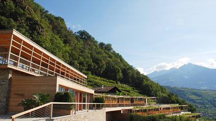 Hotel Pergola Residence in Südtirol entworfen von Matteo Thun. Bereits seit den 1980ern setzt der Architekt auf Holz.