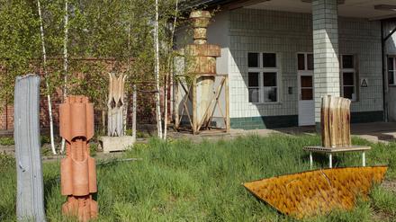 Installation von David Zink Yi im Außenbereich der Fahrbereitschaft, dem Gelände in Lichtenberg, in dem die Haubrok-Stiftung ihr zu Hause hat.