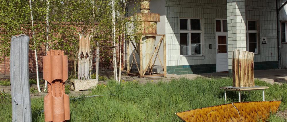 Installation von David Zink Yi im Außenbereich der Fahrbereitschaft, dem Gelände in Lichtenberg, in dem die Haubrok-Stiftung ihr zu Hause hat.