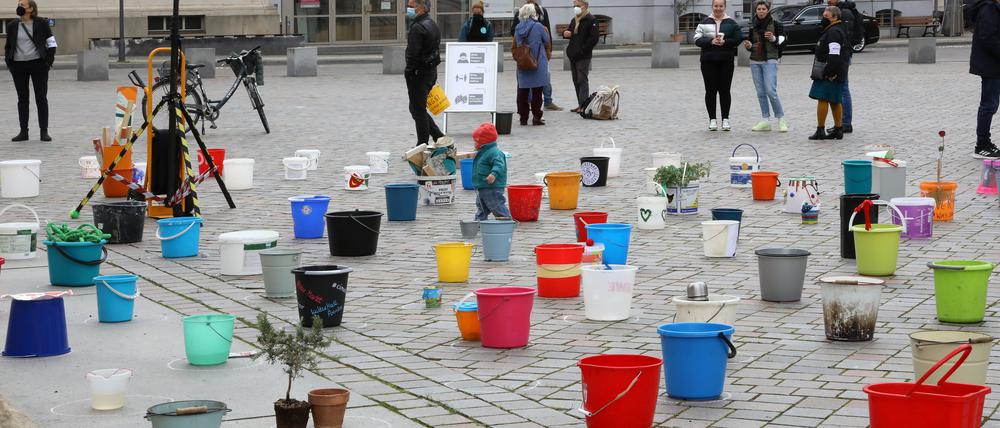 Im vergangenen Jahr machte das Bündnis #KulturMachtPotsdam auf dem Alten Markt unter dem Motto „KunstimEimer“ oder „EimerweiseKunst“ auf die Situation der Kunstschaffenden aufmerksam.