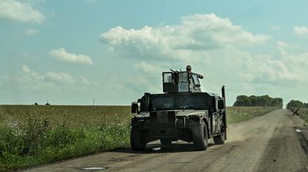 Ukrainische Soldaten in einem Hummer. (Archivfoto)
