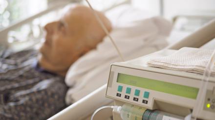 Senior man at palliative care unit model released Symbolfoto PUBLICATIONxINxGERxSUIxAUTxHUNxONLY LAF001393