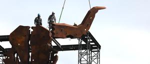 26.07.2023, Schleswig-Holstein, Wacken: Ein Teil des Bullenschädels als Wahrzeichen des Wacken Open Air (W:O:A) wird in Position gebracht.