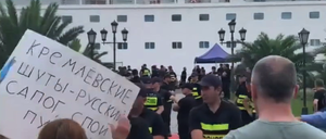 Menschen protestieren gegen die Ankunft des Kreuzfahrtschiffes „Astoria Grande“.