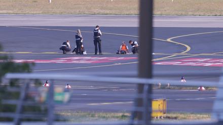 Mitte Juli klebten sich Aktivisten der Gruppe „Letzte Generation“ am Flughafen Düsseldorf auf dem Rollfeld fest. 