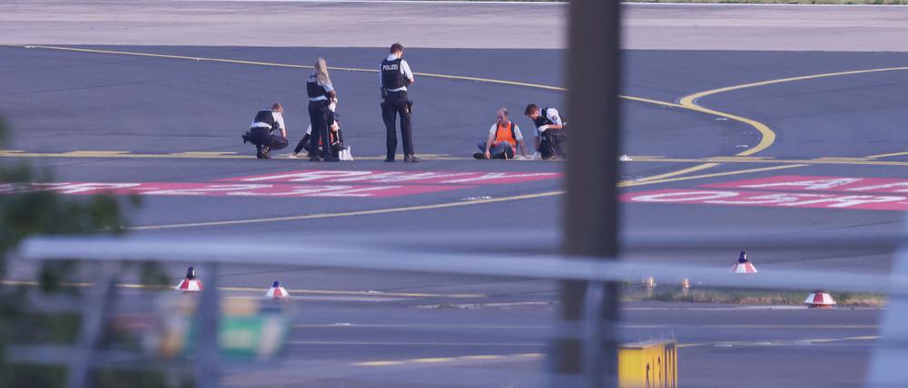 Mitte Juli klebten sich Aktivisten der Gruppe „Letzte Generation“ am Flughafen Düsseldorf auf dem Rollfeld fest. 