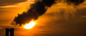 Qualmende Schornsteine: Der Klimaschutz würde unter ausgesetzten Programmen leiden.