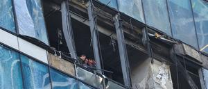 Mitglieder von Sicherheitsdiensten untersuchen ein beschädigtes Bürogebäude in der Moskauer Innenstadt nach einem gemeldeten ukrainischen Drohnenangriff in Moskau.