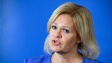 Das Ministerium von Nancy Faeser (SPD) will erstmal nicht auf Binnengrenzkontrollen setzen. 