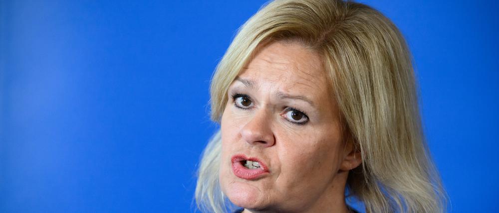 Das Ministerium von Nancy Faeser (SPD) will erstmal nicht auf Binnengrenzkontrollen setzen.