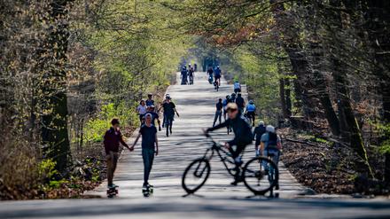 Fahrradfahrer und Skater nutzen gern das schöne Wetter auf dem Kronprinzessinnenweg im Südwesten der Hauptstadt.