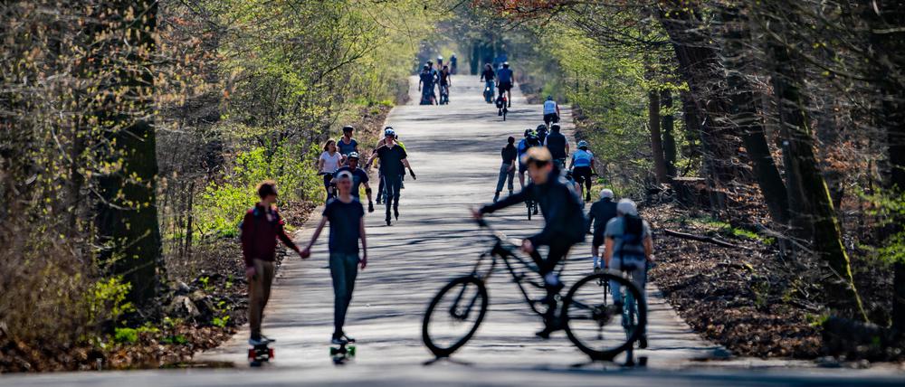 Fahrradfahrer und Skater nutzen gern das schöne Wetter auf dem Kronprinzessinnenweg im Südwesten der Hauptstadt.