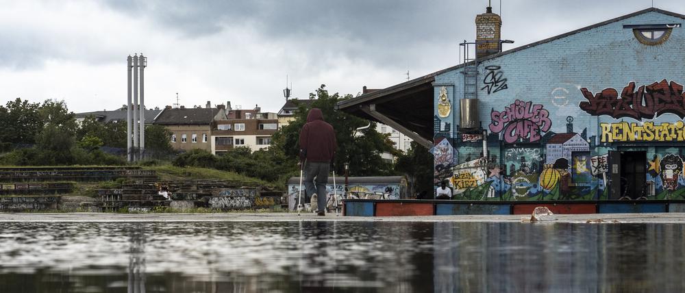 Wolken spiegeln sich im Görlitzer Park in einer Regenpfütze.