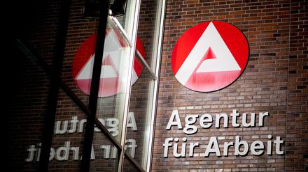 Der Schriftzug ·Agentur für Arbeit· hängt am Gebäude der Bundesagentur für Arbeit.