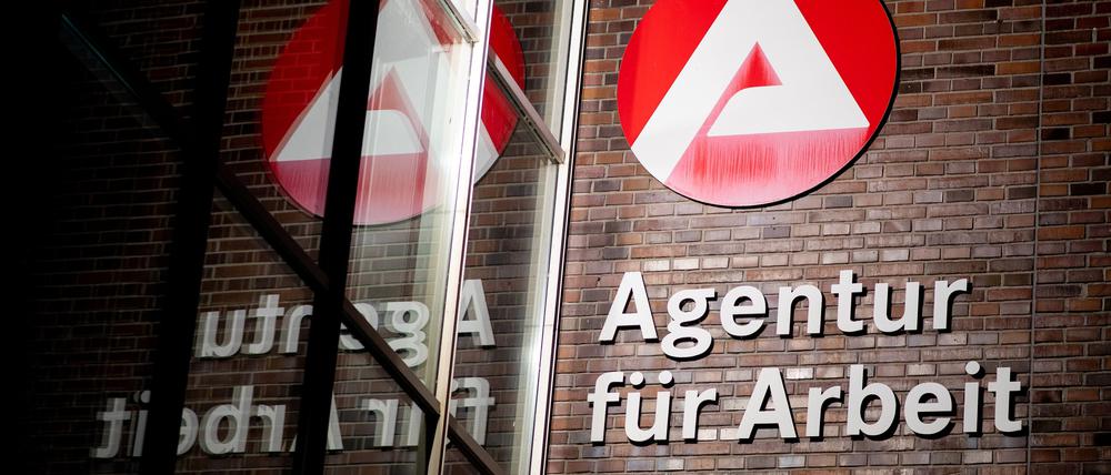 Der Schriftzug ·Agentur für Arbeit· hängt am Gebäude der Bundesagentur für Arbeit im Stadtzentrum. 