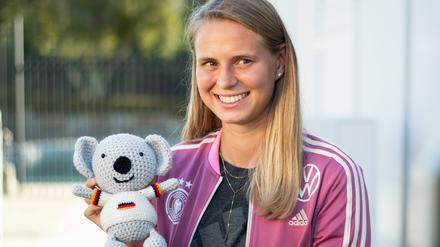 Stolz präsentiert Nationalspielerin Klara Bühl ihren selbst gehäkelten Koala.