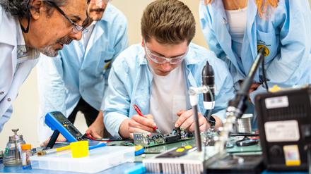Fachkräftemangel und zu wenig Nachwuchs hemmen nicht nur die Wirtschaft, sondern gefährden viele Unternehmen in Deutschland.