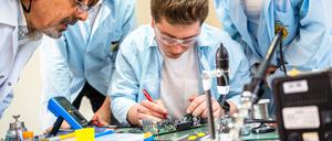 Fachkräftemangel und zu wenig Nachwuchs hemmen nicht nur die Wirtschaft, sondern gefährden viele Unternehmen in Deutschland.