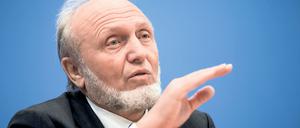 Hans-Werner Sinn, der Präsident des ifo Instituts für Wirtschaftsforschung, spricht 09.12.2015 in der Bundespressekonferenz in Berlin.