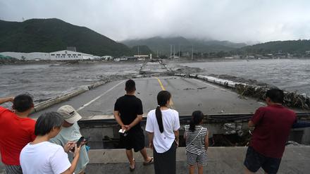 Starkregen in Peking hat diese Brücke über den Dashihe-Fluss zerstört. 