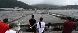 Starkregen in Peking hat diese Brücke über den Dashihe-Fluss zerstört. 