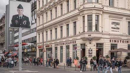 Im Eckhaus Friedrichstraße/Zimmerstraße am Checkpoint Charlie befand sich bis 2008 das Café Adler.