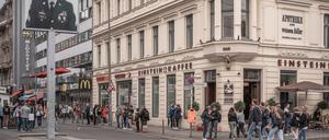 Im Eckhaus Friedrichstraße/Zimmerstraße am Checkpoint Charlie befand sich bis 2008 das Café Adler.