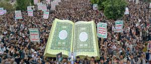 Demonstranten protestieren gegen die Verbrennung des Koran in der schwedischen Hauptstadt Stockholm.