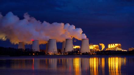 Braunkohlekraftwerk Jaenschwalde im Lausitzer Kohlerevier am Abend. 