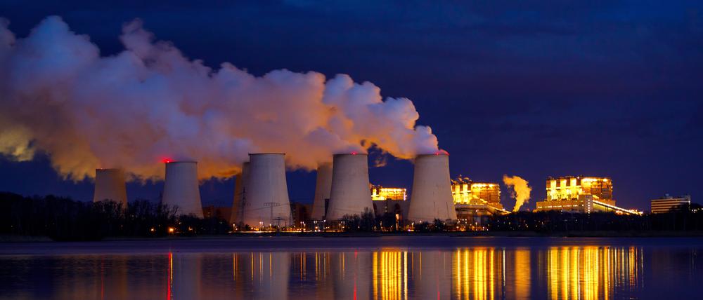 Braunkohlekraftwerk Jaenschwalde im Lausitzer Kohlerevier am Abend. 