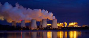 Braunkohlekraftwerk Jaenschwalde im Lausitzer Kohlerevier am Abend.