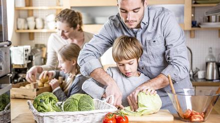  Ermutigende Eltern fördern Selbstständigkeit, indem sie dem Kind zum Beispiel Aufgaben in der Familie übertragen, bei denen es seine Selbstwirksamkeit erleben kann.