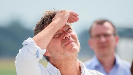 Bundeswirtschaftsminister Habeck bei der Besichtigung eines neuen Windrads in Norddeutschland im Juli 2021.