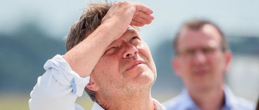 Bundeswirtschaftsminister Habeck bei der Besichtigung eines neuen Windrads in Norddeutschland im Juli 2021.