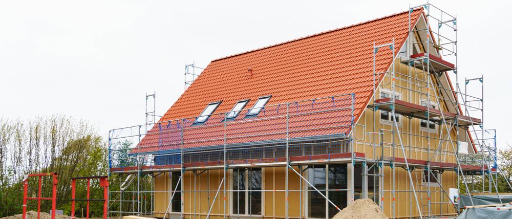 Holzhaus-Neubau im Siedlungsgebiet Schleswig-Holstein Germany