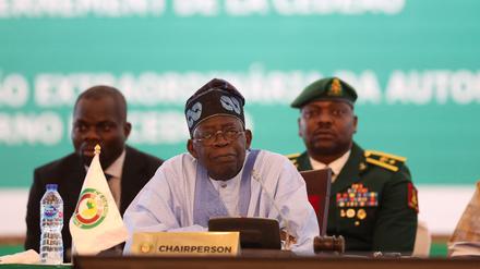 Der Vorsitzende der westafrikanischen Wirtschaftsunion Ecowas, Nigerias Präsident Bola Ahmed Tinubu beim Sondertreffen nach dem Putsch in Niger.