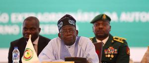 Der Vorsitzende der westafrikanischen Wirtschaftsunion Ecowas, Nigerias Präsident Bola Ahmed Tinubu beim Sondertreffen nach dem Putsch in Niger.