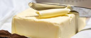 Ein Stück Butter liegt auf einem Tisch. Die Butterpreise in Deutschland sind erneut auf breiter Front ins Rutschen geraten. (Archivfoto)