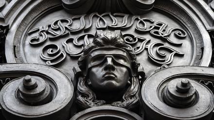 Eine Figur der blinden Justitia ist an der Fassade des Kriminalgerichts Moabit zu sehen. 