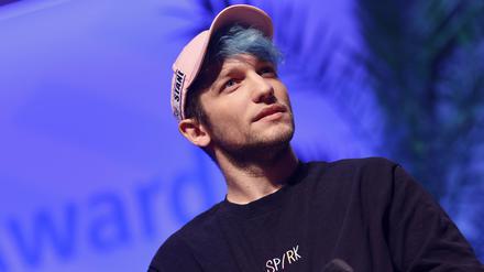 Youtuber Rezo kommt bei der Verleihung des Grimme Online Awards 2022 in der Kölner Flora.