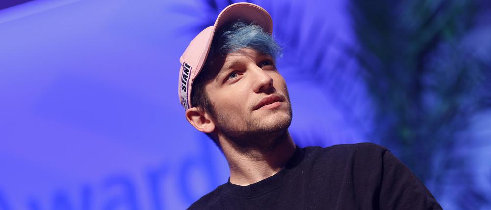 Youtuber Rezo kommt bei der Verleihung des Grimme Online Awards 2022 in der Kölner Flora.