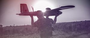 Eine ukrainische Drohnenbrigade führt in Cherson, wenige Kilometer von der russischen Front entfernt, ein Manöver durch.