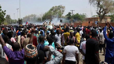 Nigerianische Sicherheitskräfte setzen Tränengas ein, um Pro-Junta-Demonstranten zu vertreiben, die sich vor der französischen Botschaft in Niamey, der Hauptstadt von Niger, versammelt haben (Symbolbild).