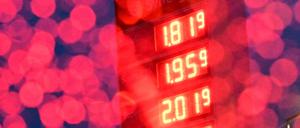 Rot leuchten die Zahlen an der Preistafel einer Tankstelle bei Regenwetter. An den Tankstellen des Landes sind die Spritpreise in den vergangenen Tagen auf ein Jahreshoch gestiegen.