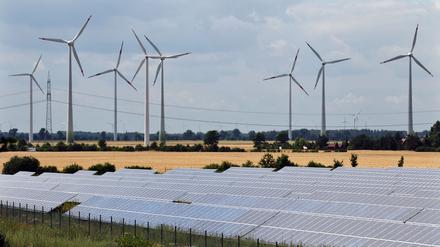 Solaranlagen und Windräder. Ein Industriestrompreis müsse richtig ausgestaltet sein, warnen Energieexperten. 