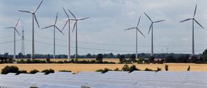Solaranlagen und Windräder. Ein Industriestrompreis müsse richtig ausgestaltet sein, warnen Energieexperten. 