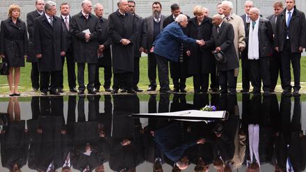 Staat und Minderheit begegnen sich: Die damalige Kanzlerin Merkel bei der Einweihung des Mahnmals zum Gedenken an der Völkermord an Sinti und Roma 2012 zwischen dem Künstler Dani Karavan und dem Überlebenden Reinhard Florian.