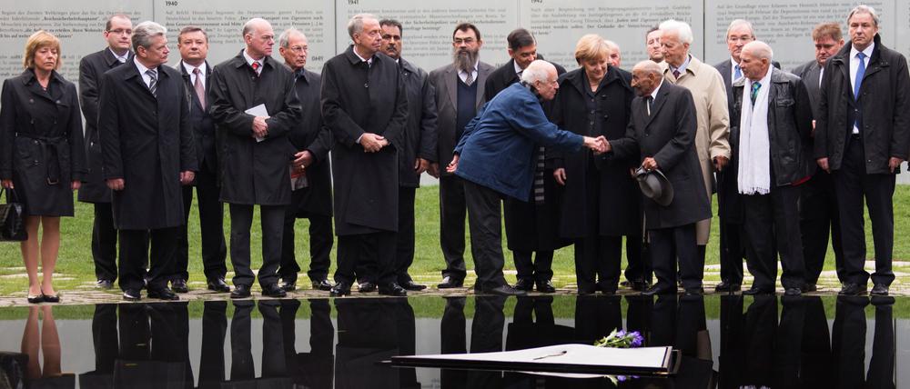 Staat und Minderheit begegnen sich: Die damalige Kanzlerin Merkel bei der Einweihung des Mahnmals zum Gedenken an der Völkermord an Sinti und Roma 2012 zwischen dem Künstler Dani Karavan und dem Überlebenden Reinhard Florian.