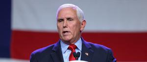 FILE PHOTO: Former U.S. Vice President and Republican presidential candidate Mike Pence speaks at the Republican Party of Iowa's Lincoln Day Dinner in Des Moines, Iowa, U.S., July 28, 2023. REUTERS/Scott Morgan/File Photo